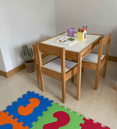 Mesa de la habitación para los más peques de la consulta de Clara Nebot, psicóloga en vilareal.