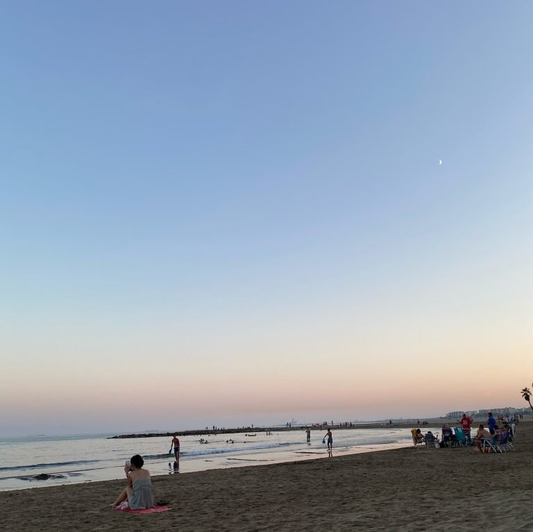 Foto en la playa en el Instagram de Clara Nebot, psicóloga en vilareal.