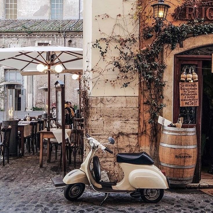 Foto de una moto en un bar en el Instagram de Clara Nebot, psicóloga en vilareal.