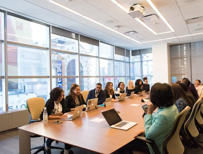 Reunión de empresa de los talleres de empresa de Clara Nebot, psicóloga que ofrece terapia psicológica en Vilareal.