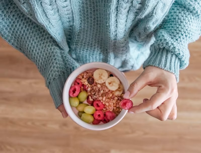 Mujer con bol de frutas de la terapia de adultos de Clara Nebot, psicóloga que ofrece terapia de psicología en Villarreal.