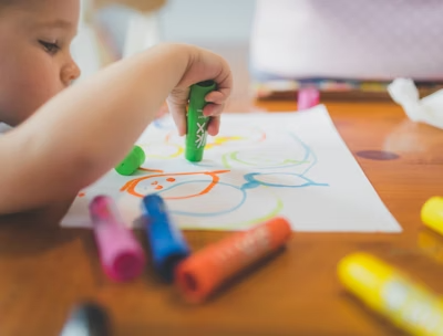 Niña pintando de la terapia infantil de Clara Nebot, psicóloga que ofrece terapia de psicología en Villarreal.