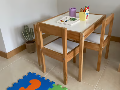 Mesa de la habitación para los más peques de la consulta de Clara Nebot, psicóloga en vilareal.