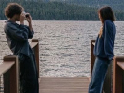 couples photography, cute photo of boyfriend taking girlfriends photo, well trained boyfriend, cute, goals, relationships, couple at lake, mountains, scenic photo